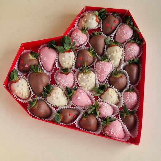 Клубника в шоколаде в сердце