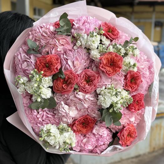 Bouquet of hydrangeas and peony-shaped roses