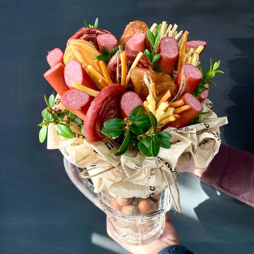Пивная кружка с орехами, колбасками, сыром