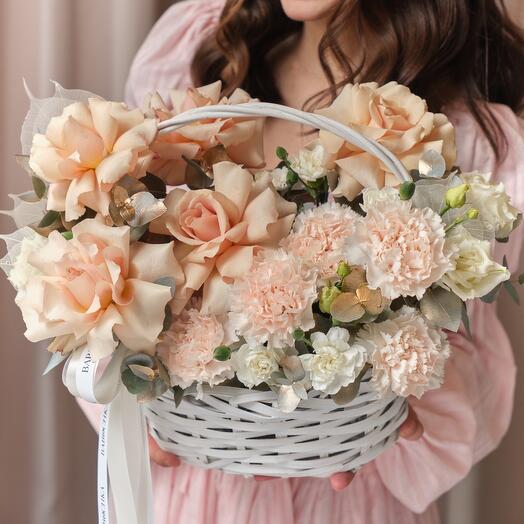Rosas francesas beige, Dianthus calado y ramitas de eucalipto con eustoma blanco como la nieve