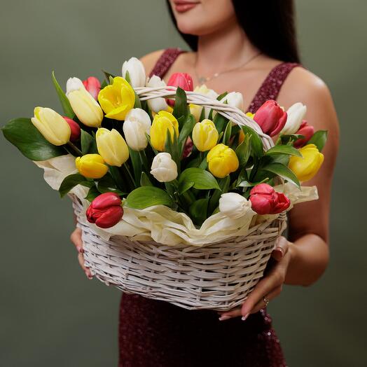 Корзинка тюльпанов 35 шт с зеленью (D057)