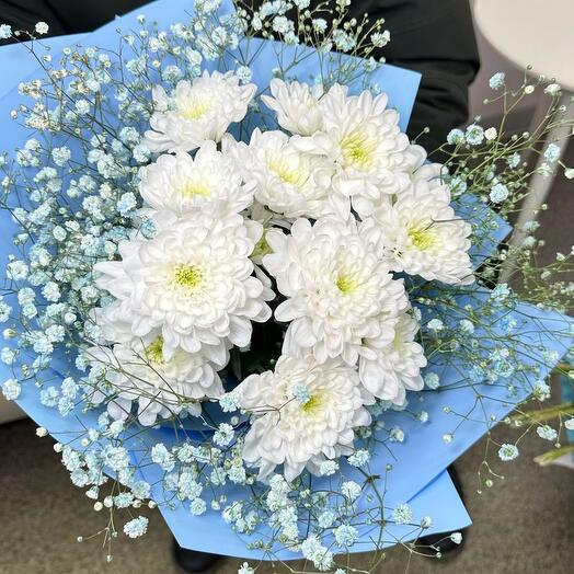 Зимний букет из 5 белых кустовых хризантем и гипсофилы