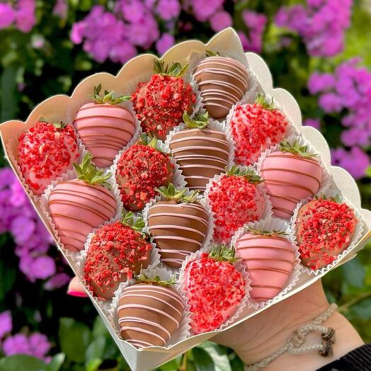 Клубника в шоколаде "Little Happiness" 12-16 ягод