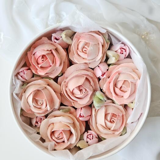 Зефирные розы в круглой шляпной коробке