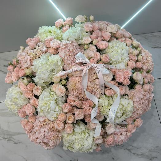 Корзина с кустовыми розами и гортензией 🎁