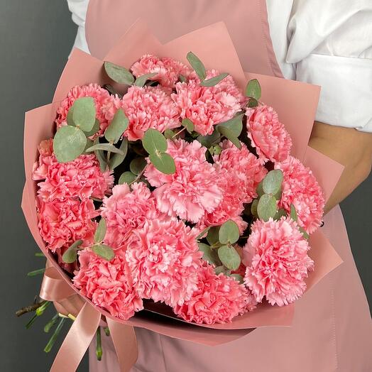 Ramo de flores. 19 piezas de Dianthus rosa y Eucalipto