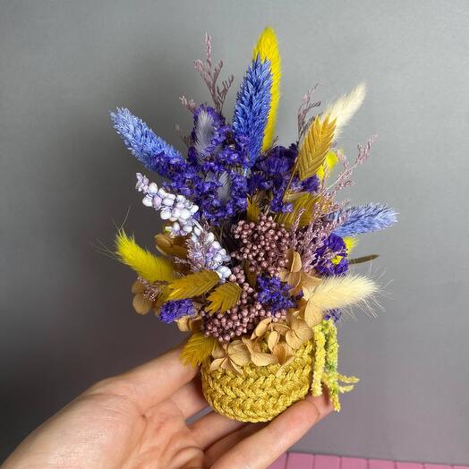 Миниатюрная пасхальная композиция из сухоцветов в фиолетовых и желто-оранжевых оттенках