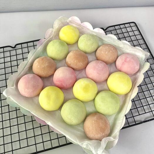 Большой набор ярких моти с различными начинками (16 шт.)