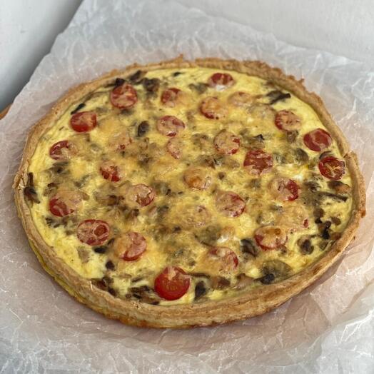 Киш с курицей, грибами и помидорами
