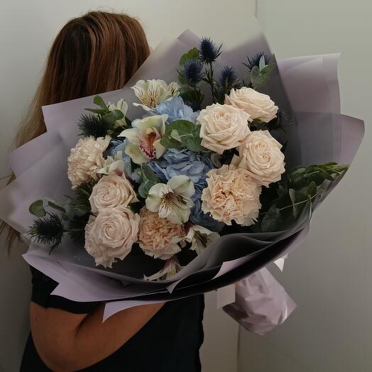 Bouquet with hydrangea, rose bush, eringium, alstermeria, orchid 44