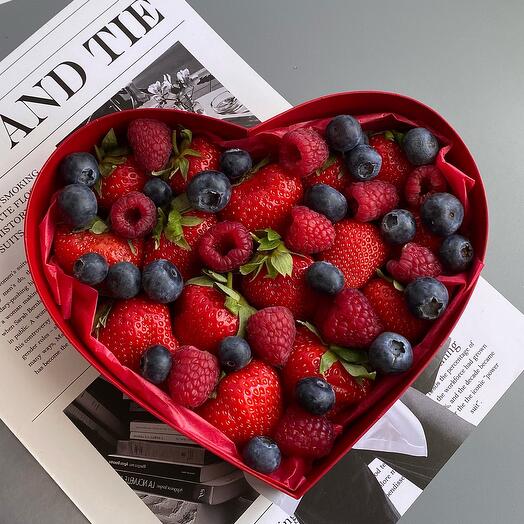Свежая клубника с ягодами в коробке сердце