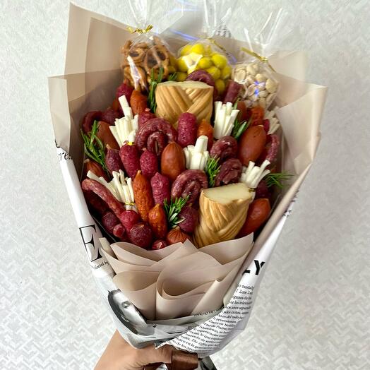 Мужской мясной букет из колбасы мужчине
