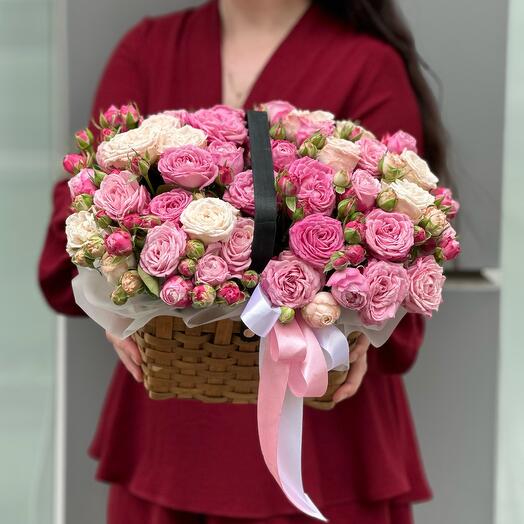 Корзина с пионовидными кустовыми розами