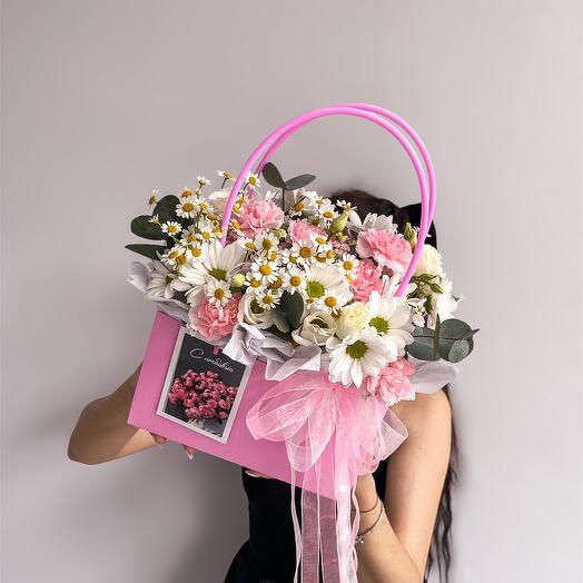 Kosz z kwiatami i kartką