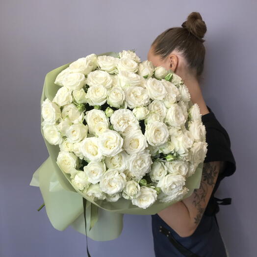 Белые кустовые розы 15 шт