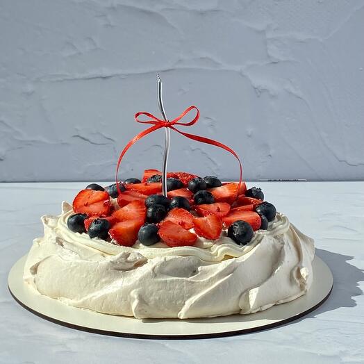 Торт Анна Павлова с ягодами и со свечкой