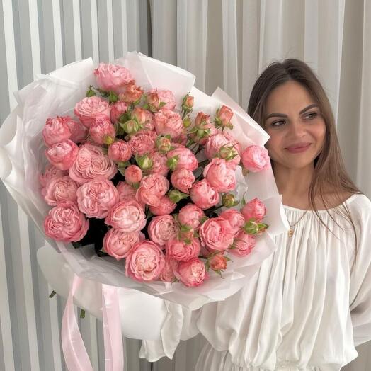 Пионовидные кустовые коралловые розы в дизайнерской упаковке 9 веток