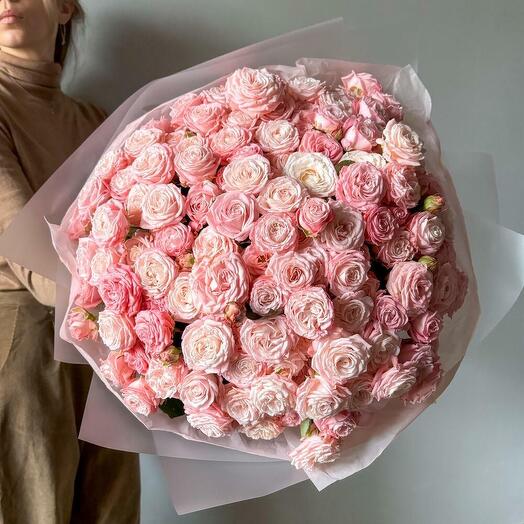 Большой букет из розовых пионовидных роз