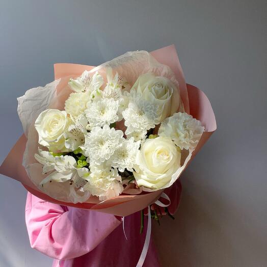 Нежный букет роза, хризантема, диантусы, альстромерия