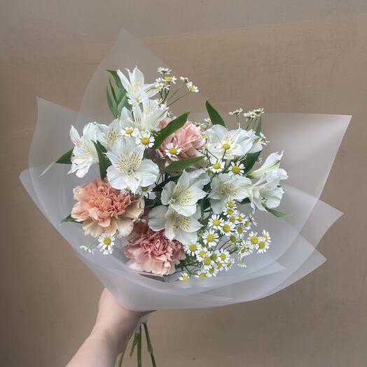 Букет из карамельных гвоздик, альстромерий и ромашек