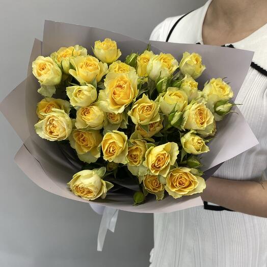 Букет из желтых кустовых роз в упаковке