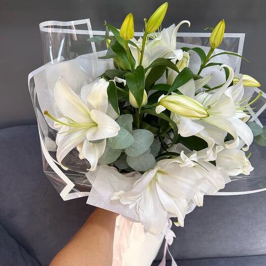 Ramo de lirios blancos en la elaboración