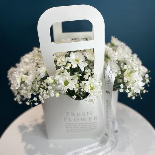 Ромашки с гипсофилой в сумочке