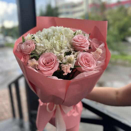 Розы с гортензией и альстромерией