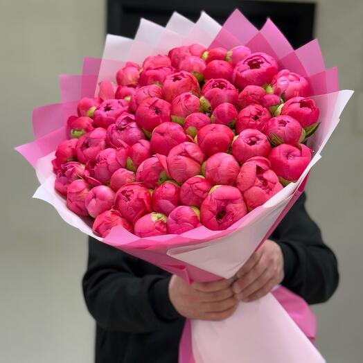 Букет из коралловых пионов