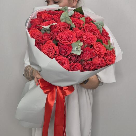 Альто Адидже ( алые розы с эвкалиптом 39шт)