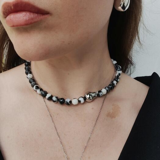 Колье из агата с металлической бусиной