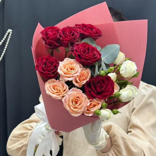 Букет роз - комплимент из кустовых розочек