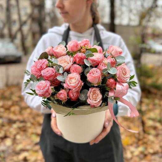 Коробочка с пионовидными розами и ароматным эвкалиптом