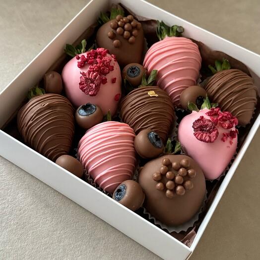 9 ягод с голубикой в молочном и розовом шоколаде