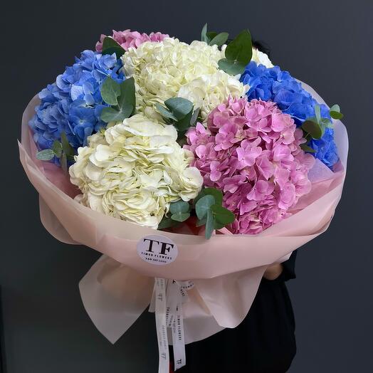 Букет гортензий с эвкалиптом