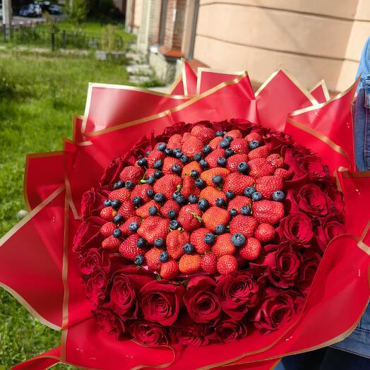 Клубничный гигант со свежими ягодами клубники и розами "Магия чувств"