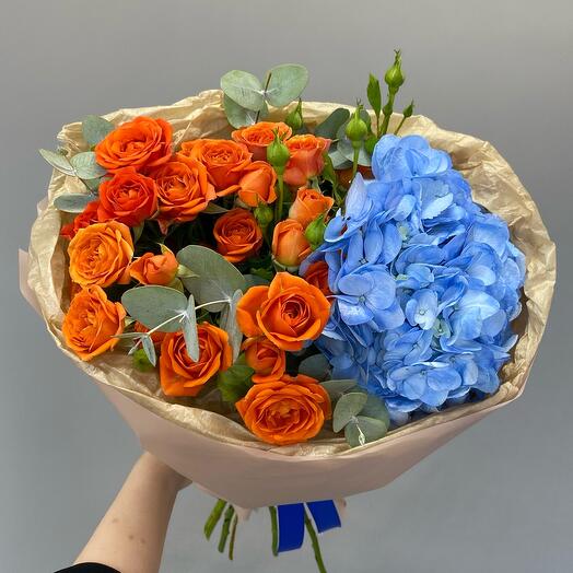 Букет из гортензии, кустовых роз и эвкалипта