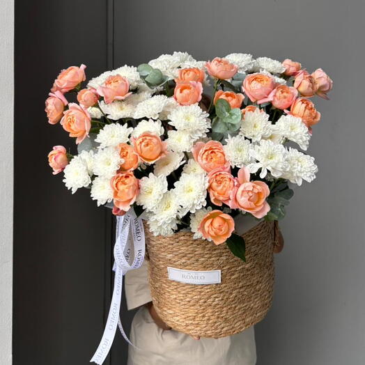 Композиция в кашпо с хризантемами и кустовыми розами