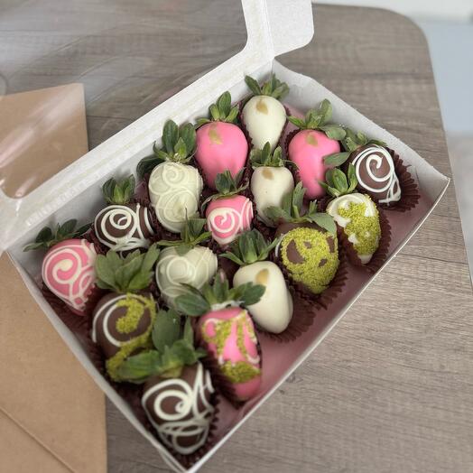 Набор из 16 клубник в шоколаде