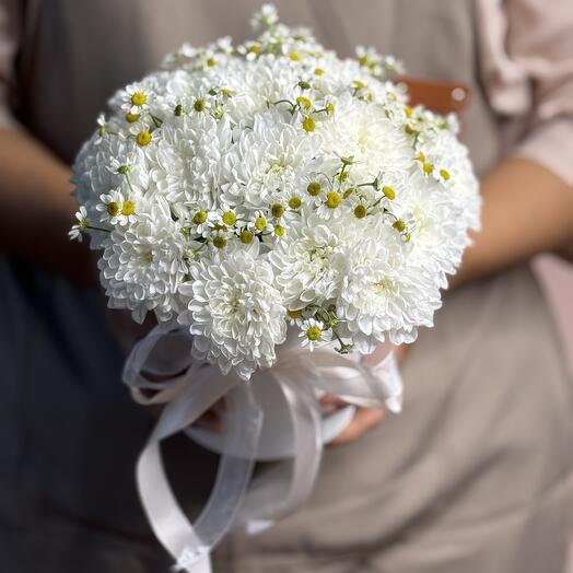 Хризантема и танацетум в коробочке с лентой