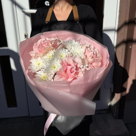 Нежный букет из французских роз и хризантемы