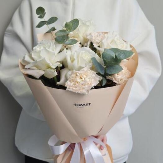 Ramo de rosas francesas con Dianthus y eucalipto