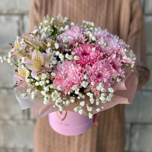 Цветы в шляпной коробке хризантемы кустовой, альстромерии, и гипсофилы