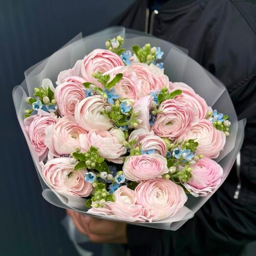 Ранункулюсы 19шт с незабудками