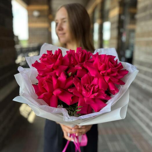 Моно букет из 5 малиновых французских роз