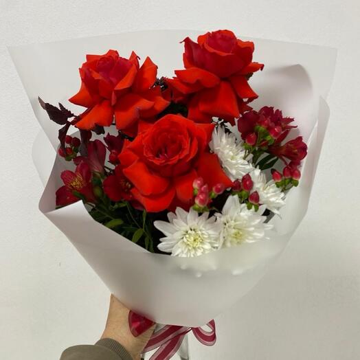 Букет с алыми французскими розами и ягодками «Феерия роз»