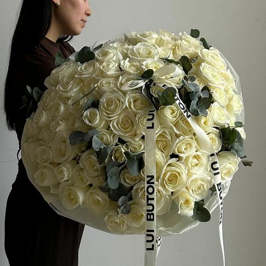 Букет "85 белых роз с эвкалиптом"