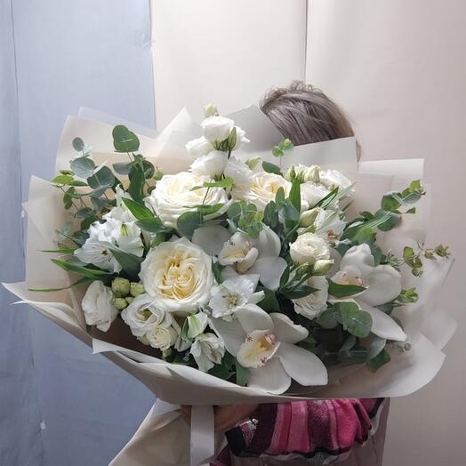 Букет из эвкалипта, орхидеи, роз, эустомы, альстромерии