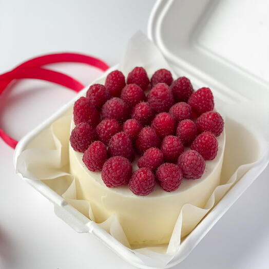 Бенто торт с ягодами свежей малины на день влюблённых