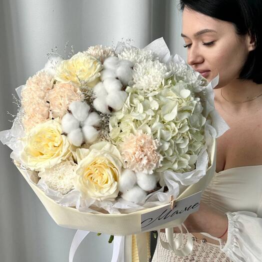 Большой нежный букет с гортензией и пионовидными розами "Пломбир"